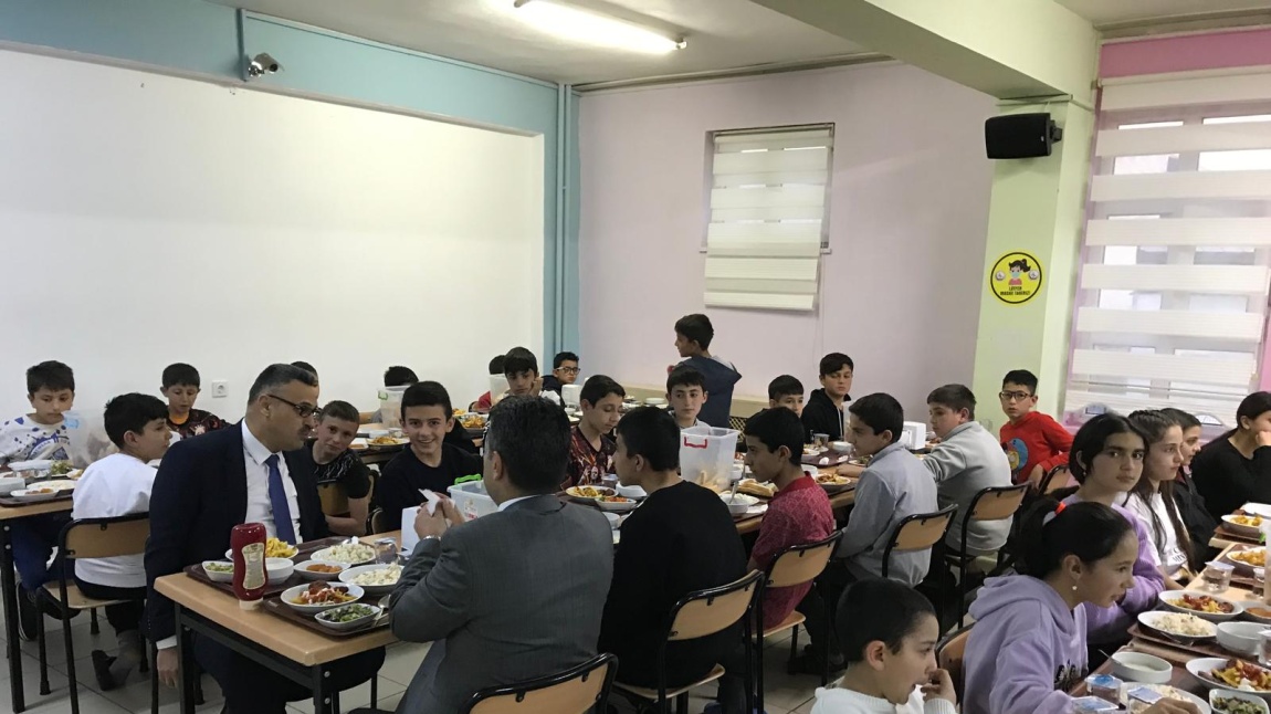 MEB ÖDSGM Soru Oluşturma ve Geliştirme Daire Başkanı Sayın Hüseyin DALDAL, İl Milli Eğitim Müdürümüz Sayın Fatih ERDOĞAN, pansiyonumuzda bulunan öğrenciler ile iftar programında bir araya geldi.